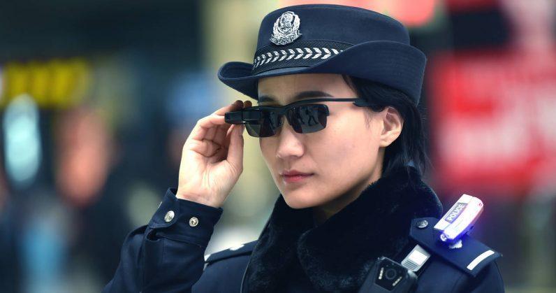 چین از سال پیش استفاده از عینک های تشخیص چهره برای شناسایی مجرمان در محیطهای شلوغ و حساس را آغاز نموده است