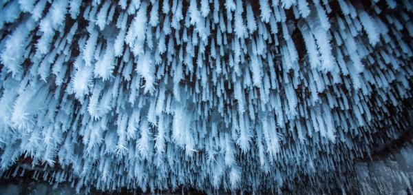 سفر به آمریکا: دریاچه سوپریور؛ هنرنمایی آب در غار یخی