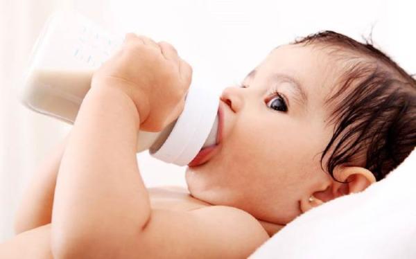 چگونه متوجه گرسنگی نوزاد بشویم